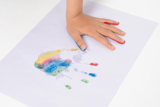 印在纸上的彩色手印图片素材免费下载