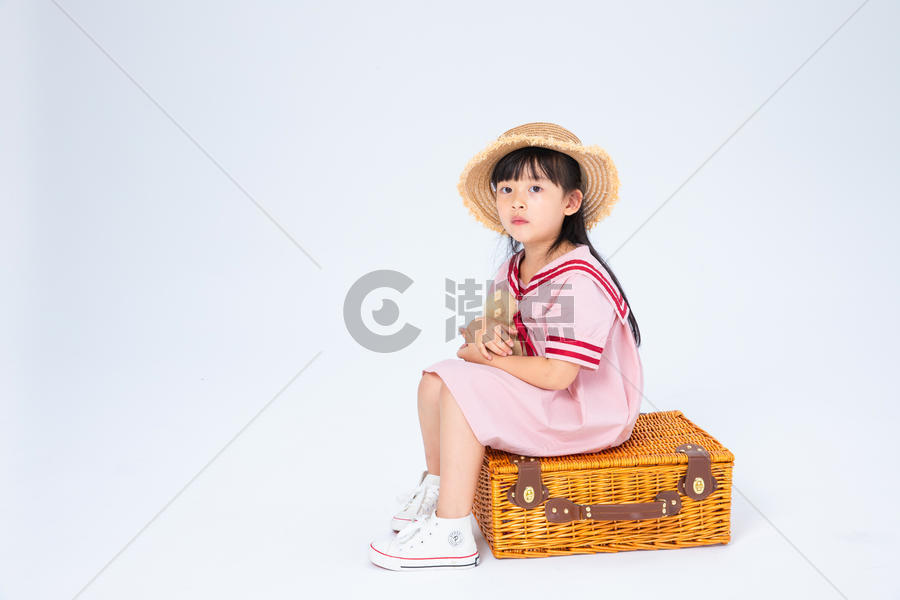 坐在旅行箱上的小女孩图片素材免费下载