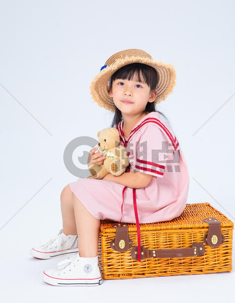 坐在旅行箱上的小女孩图片素材免费下载