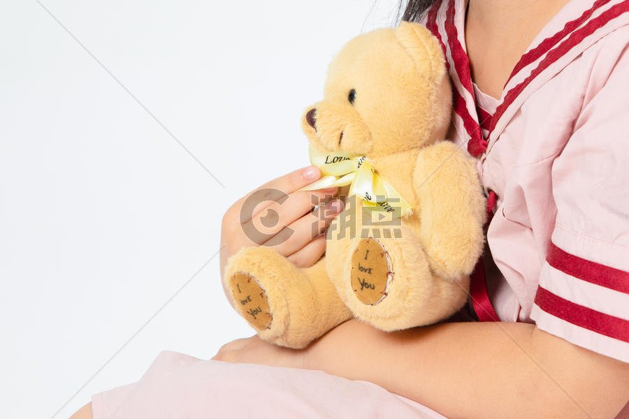 小女孩手中的玩具熊图片素材免费下载