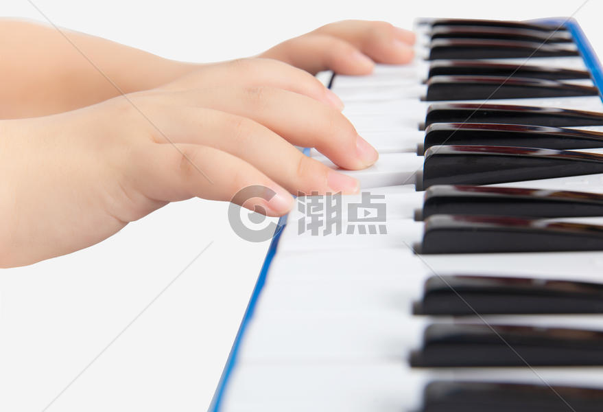 弹儿童琴的手图片素材免费下载