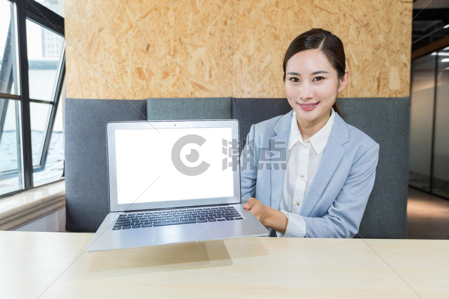 展示笔记本电脑的商务女性形象图片素材免费下载