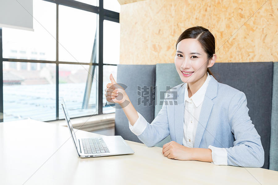 工作中的自信商务女性形象摄影图6660*4440图片素材免费下载-编号812007-潮点视频