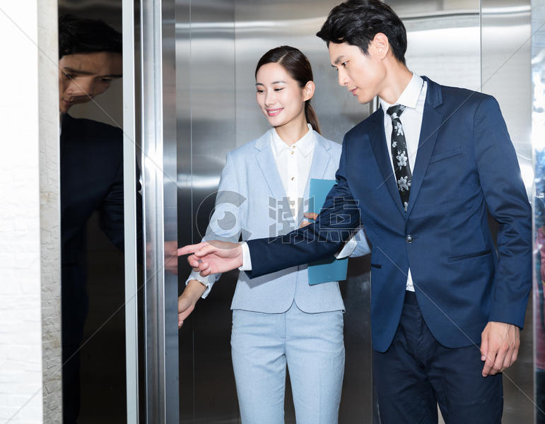 商务男女准备坐电梯上班工作图片素材免费下载