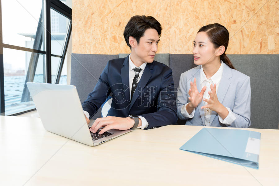 商务人士讨论工作探讨聊天摄影图6720*4480图片素材免费下载-编号812109-潮点视频