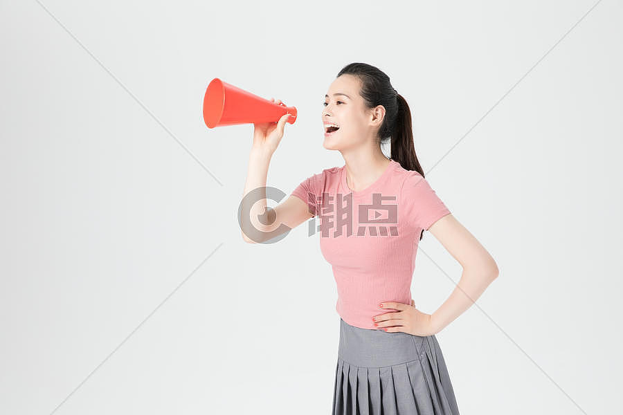 青年女性手持红色话筒扩音器图片素材免费下载