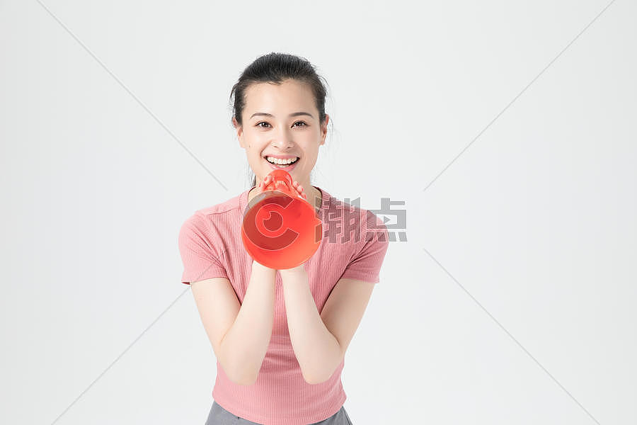 青年女性手持红色话筒扩音器图片素材免费下载