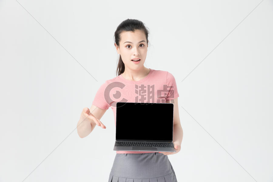 青年女性手持电脑展示图片素材免费下载