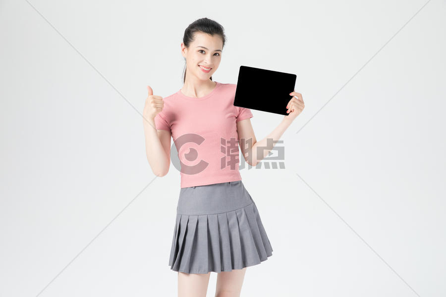 活力青年女性平板电脑展示图片素材免费下载