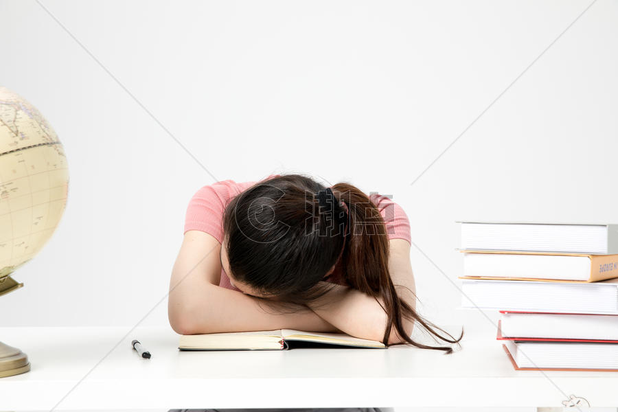 青年女性学生课桌上睡觉休息图片素材免费下载