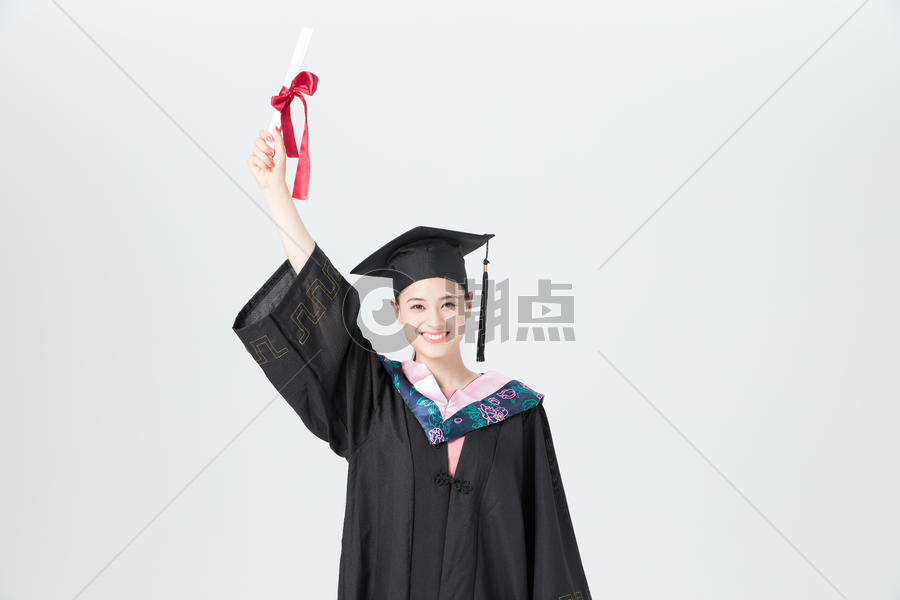 女性大学生毕业手持荣誉证书图片素材免费下载