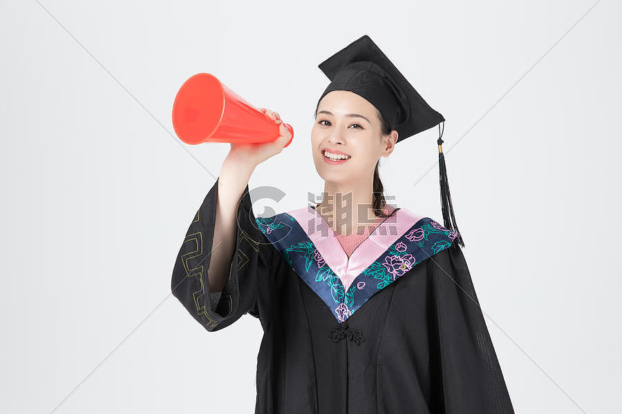 女性毕业生人像手持红色话筒图片素材免费下载