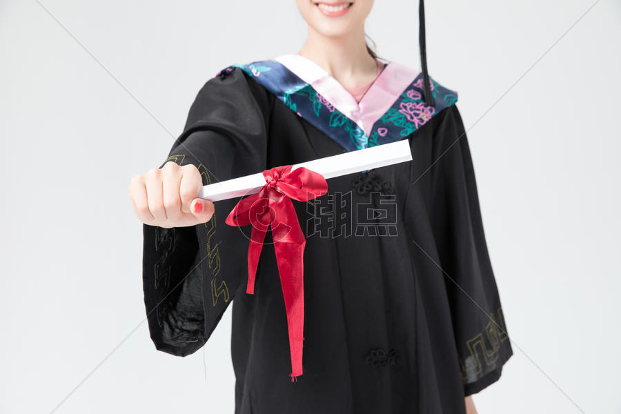 青年女性学士服手拿毕业证书图片素材免费下载