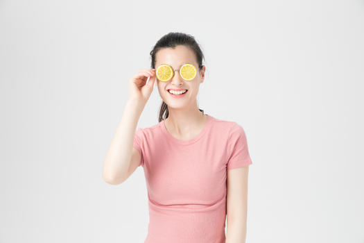 年轻女性戴柠檬卡通眼镜搞怪图片素材免费下载