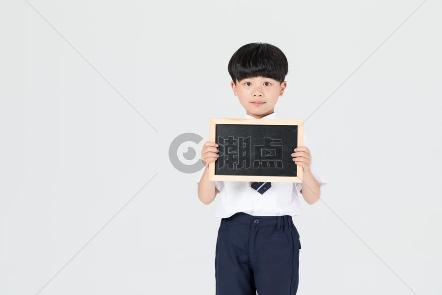 手拿小黑板展示的儿童男孩图片素材免费下载