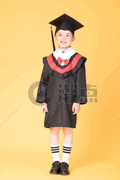 儿童学生穿学士服拍毕业照图片素材免费下载