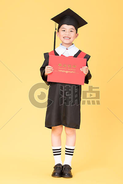 儿童学生穿学士服拍毕业照图片素材免费下载