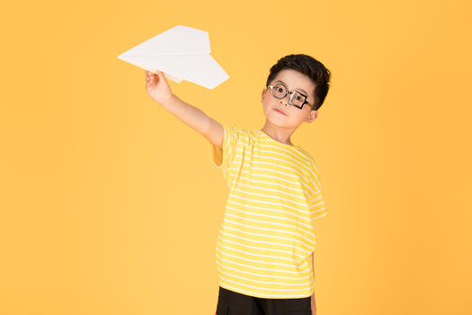 飞纸飞机的快乐男孩儿童图片素材免费下载