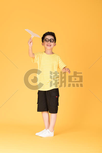 飞纸飞机的快乐男孩儿童图片素材免费下载