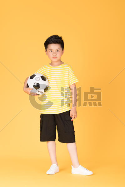 踢足球玩球的儿童男生男孩图片素材免费下载
