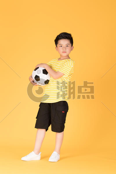 踢足球玩球的儿童男生男孩图片素材免费下载