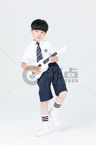 弹吉他的快乐男孩图片素材免费下载