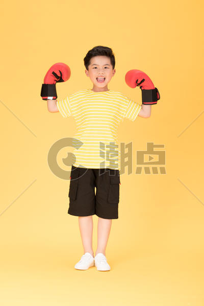 带着拳击手套的快乐男孩图片素材免费下载