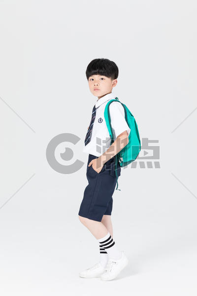 背着书包准备上学的小男生男孩图片素材免费下载
