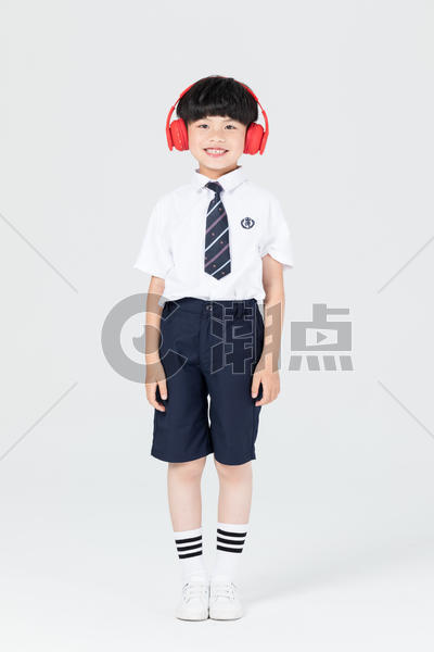 儿童男生戴着耳机听音乐跳舞图片素材免费下载