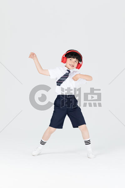 儿童男生戴着耳机听音乐跳舞图片素材免费下载
