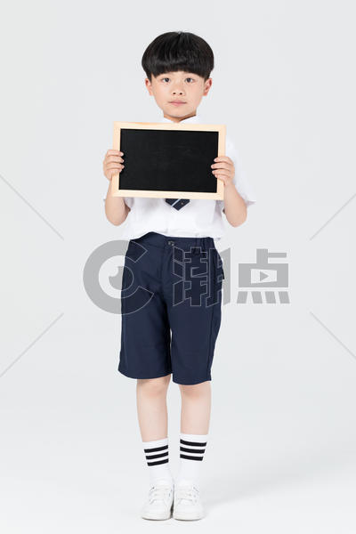 手拿小黑板展示的儿童男孩图片素材免费下载