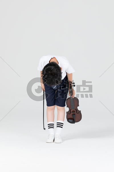 拉小提琴表演的小男孩图片素材免费下载