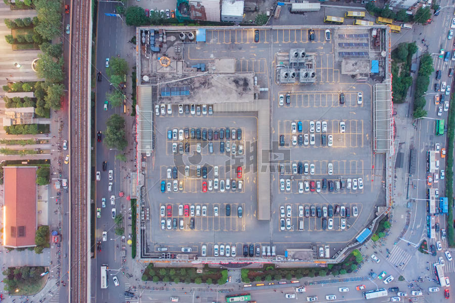 俯瞰城市购物中心楼顶的停车场图片素材免费下载