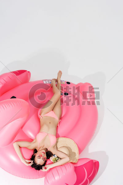泳装性感美女躺在游泳圈上图片素材免费下载