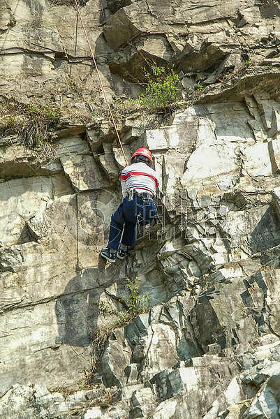 户外攀岩运动的女生背影图片素材免费下载