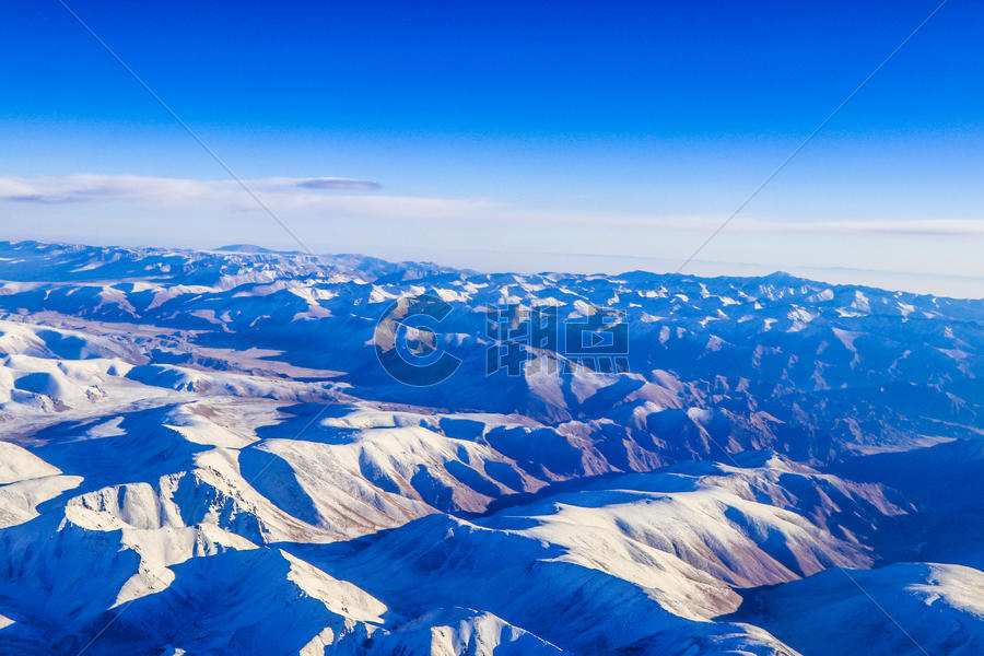 高空俯瞰雪山风景图片素材免费下载