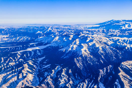 高空俯瞰雪山风景图片素材免费下载