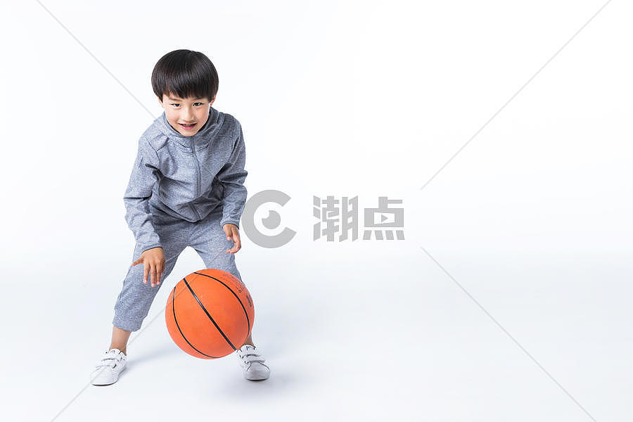 体育男孩玩篮球图片素材免费下载