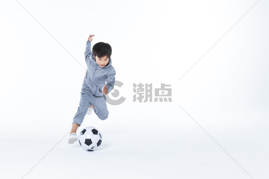 体育男孩踢踢球图片素材免费下载