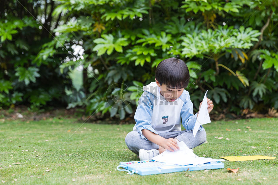 可爱儿童在公园草地画画图片素材免费下载