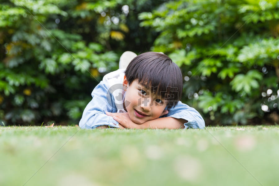 可爱儿童开心趴在草地上图片素材免费下载