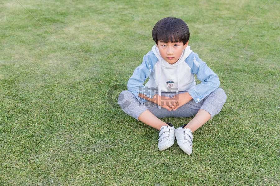 可爱儿童坐在草地上图片素材免费下载