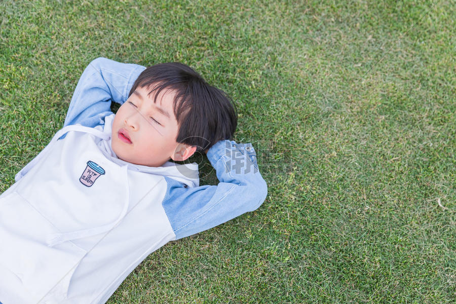 可爱儿童躺草地上休息图片素材免费下载