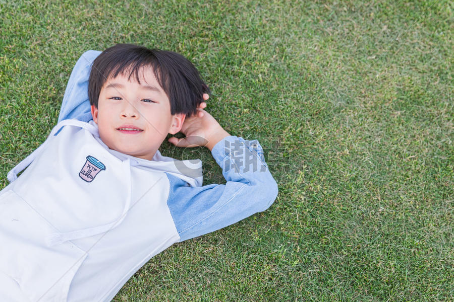 可爱儿童开心躺在草地上图片素材免费下载