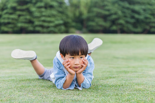 可爱儿童趴在草地上图片素材免费下载