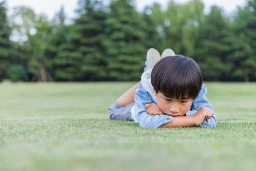 可爱儿童趴在草地上图片素材免费下载