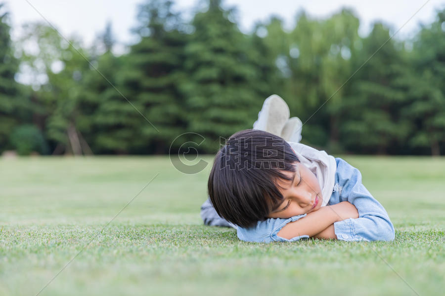 可爱儿童趴在草地上休息图片素材免费下载