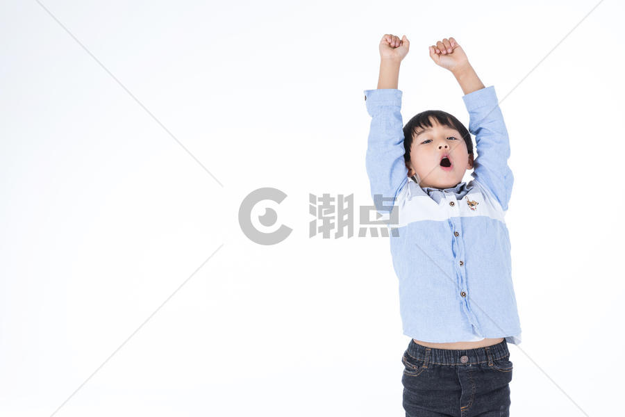 儿童握拳高举图片素材免费下载