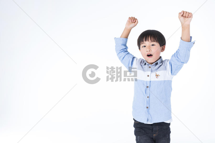 儿童握拳高举图片素材免费下载