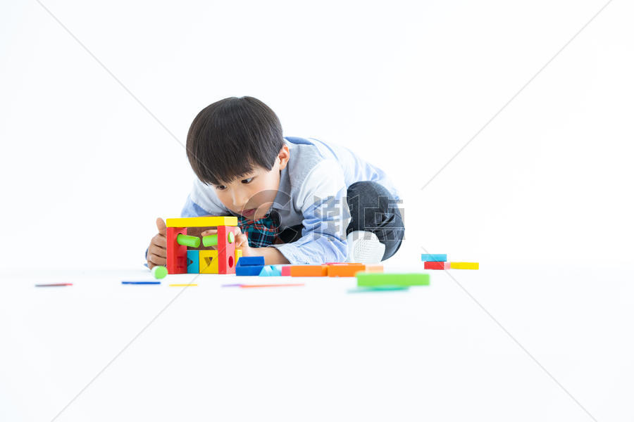 儿童在地上玩积木图片素材免费下载